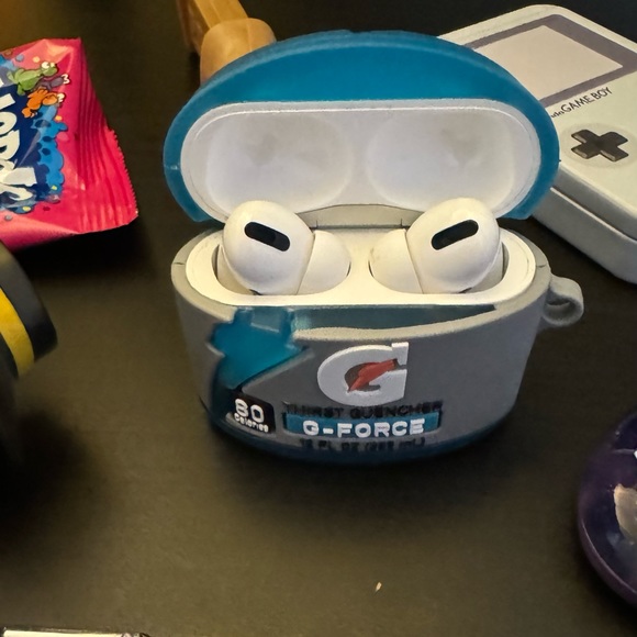 AirPods Pro case - Picture 2 of 3